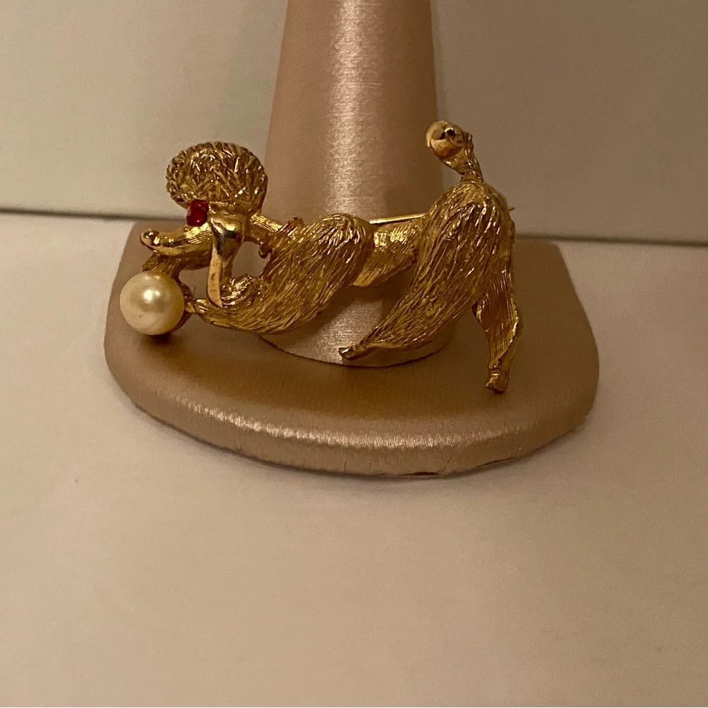 VINTAGE BROOCH PIN GOLD TONE POODLE DOG CANINE PLAYING WITH FAUX PEARL BALL